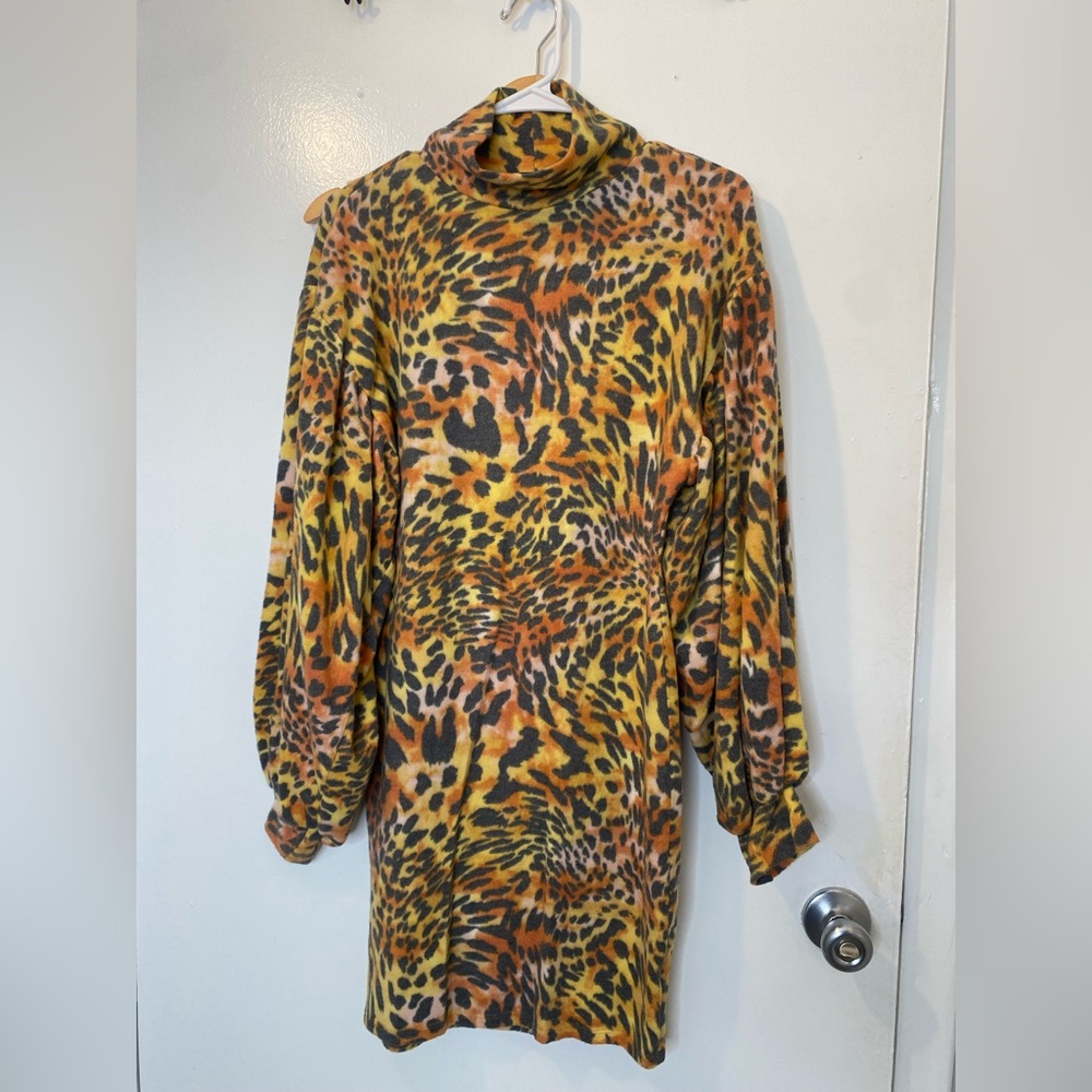 "Cat Eye Look" Leopard Print Long Sleeve Dress